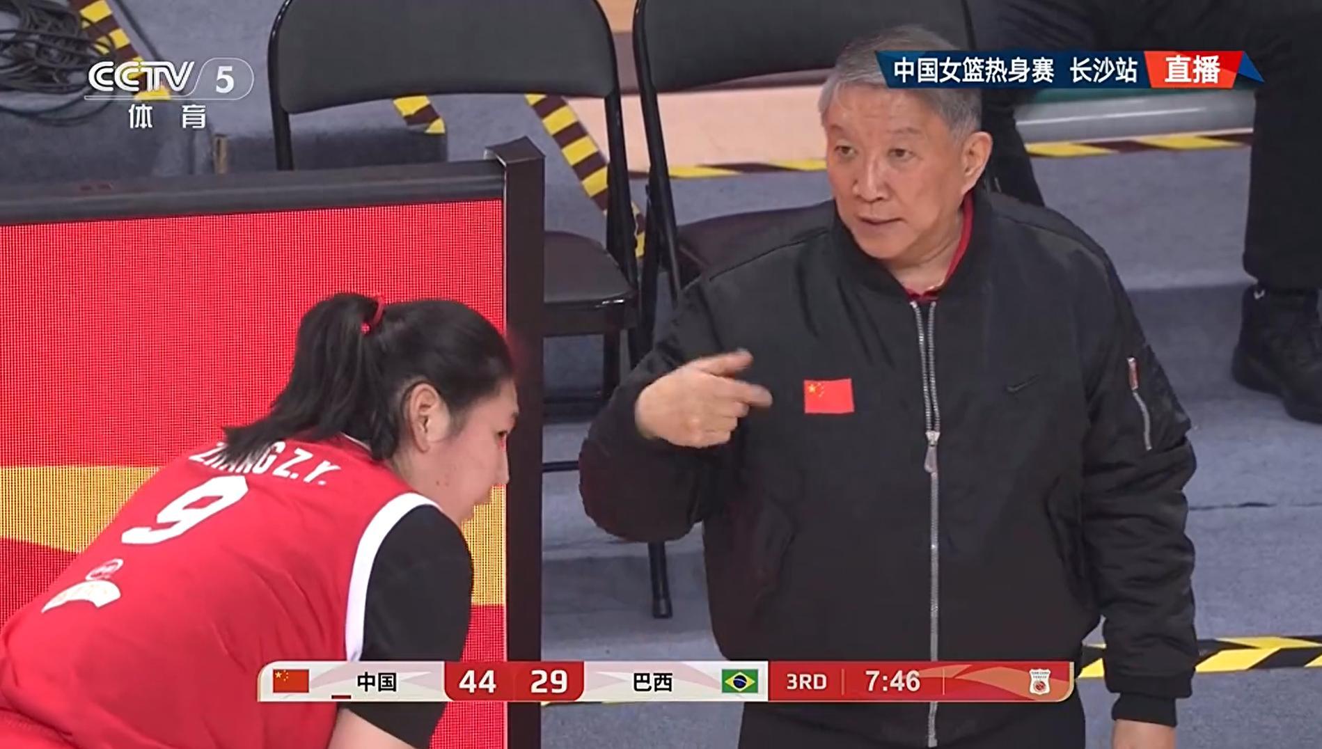 女篮后卫线没人可用！三人7中0，险遭逆转，球迷：速召武桐桐回来