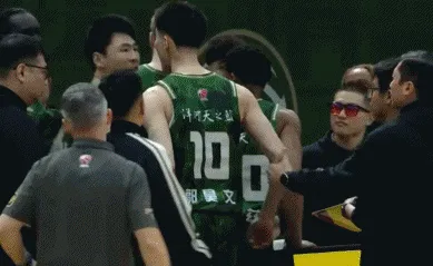 华体会官网入口-赵柏清和郭昊文首节仅出战1分钟发生冲突，随后二人再无登场